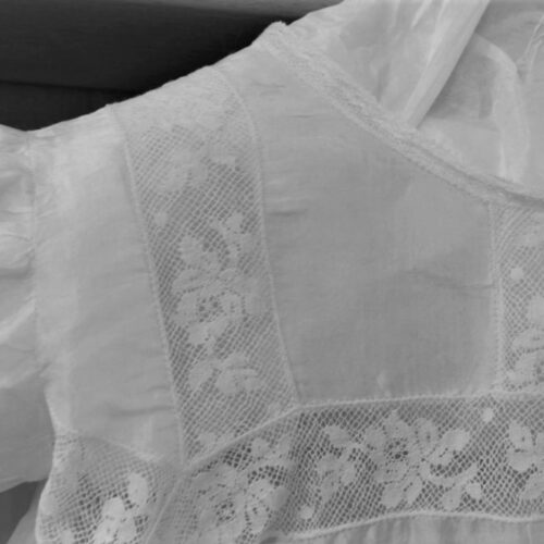 un abito che attraversa le generazioni: restauro di una veste battesimale