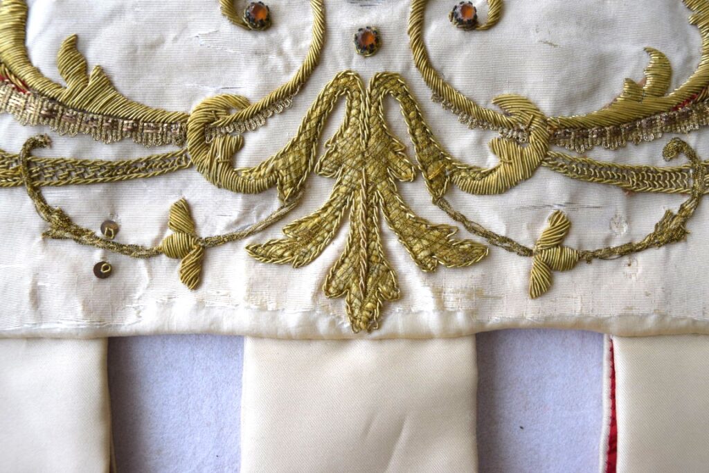 Dettaglio restauro tessuto