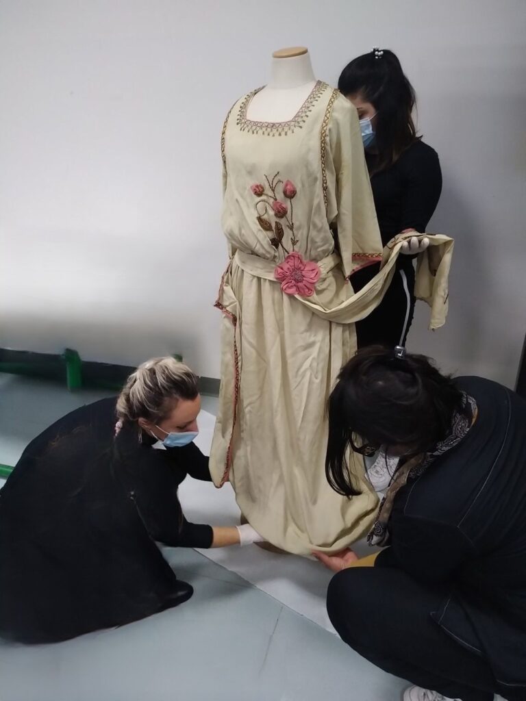 Dettaglio allestimento abito