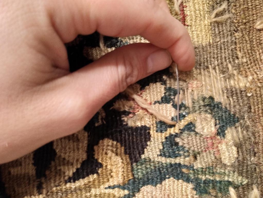 Dettaglio restauro integrativo arazzo - inserimento orditi