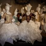 Gli esperti di restauro di tessuti antichi nei musei